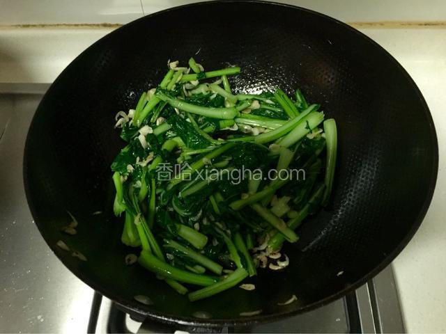 炒至油菜微软，加少许盐和鸡精调味即可。