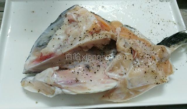 再撒上黑椒  