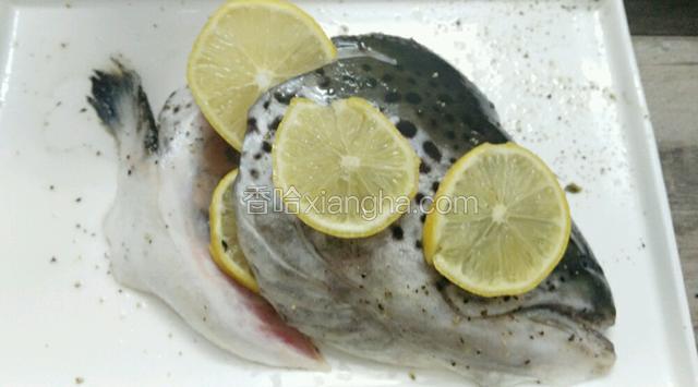 加上少许油  柠檬片 腌制十分钟