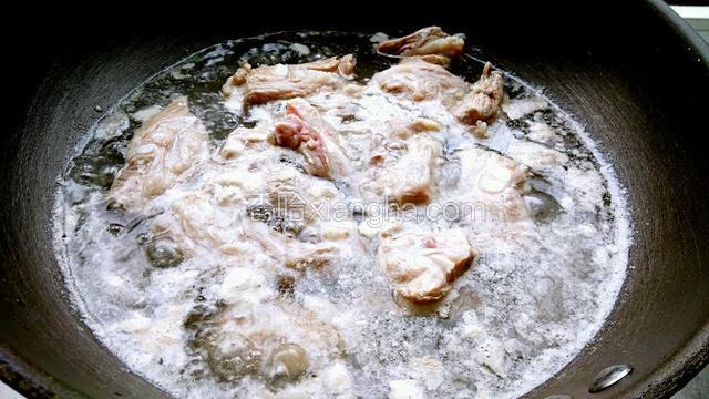冷水下锅，把猪软骨焯一下水。烧开水，煮两分钟。