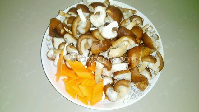 准备食材，香菇手撕，胡萝卜切成菱形片