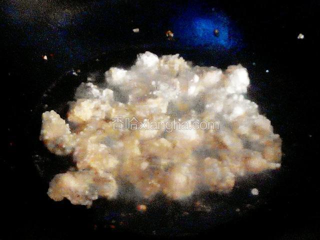 锅中加多一些的油烧热后放入裹好的牡蛎