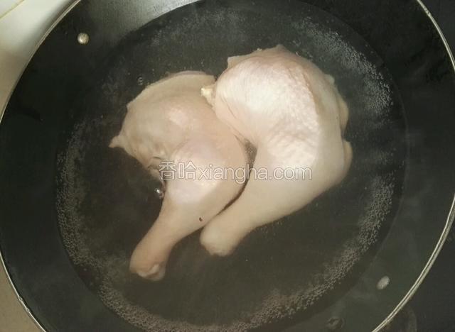 烧一锅开水，将鸡腿放入锅中焯一下，去血水和浮沫，鸡腿盛到盘中备用