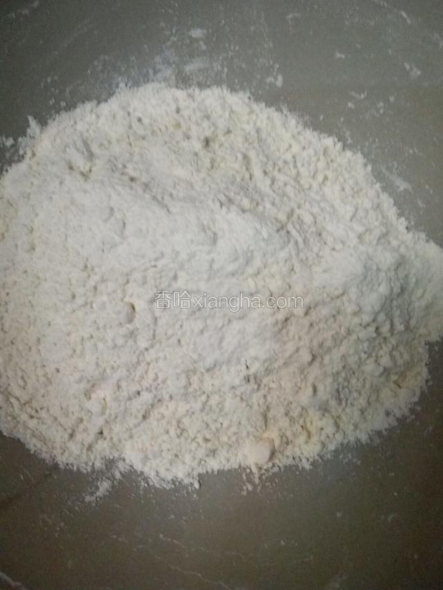 面粉适量倒入面盆里(根据人口多少和面)