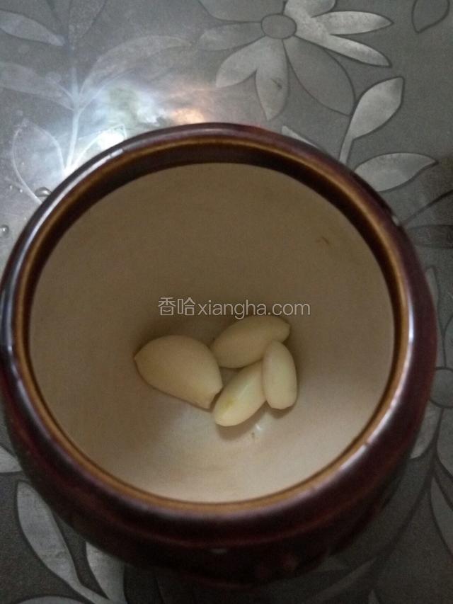 大蒜拨皮洗净放入容器内