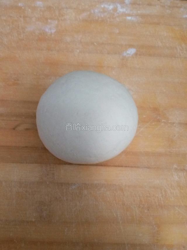 把醒发好的面，在案板上再揉几分钟，更光滑些