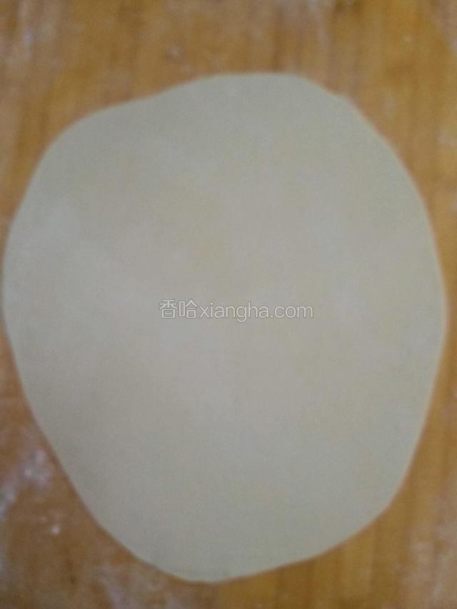 用擀面杖擀成圆片，不要擀太薄了