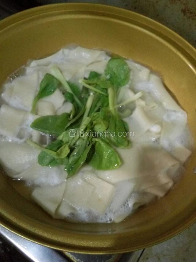 锅里放水烧开，把面片放入煮熟(软硬程度看自己喜好定)也可加入适量青菜一起煮。