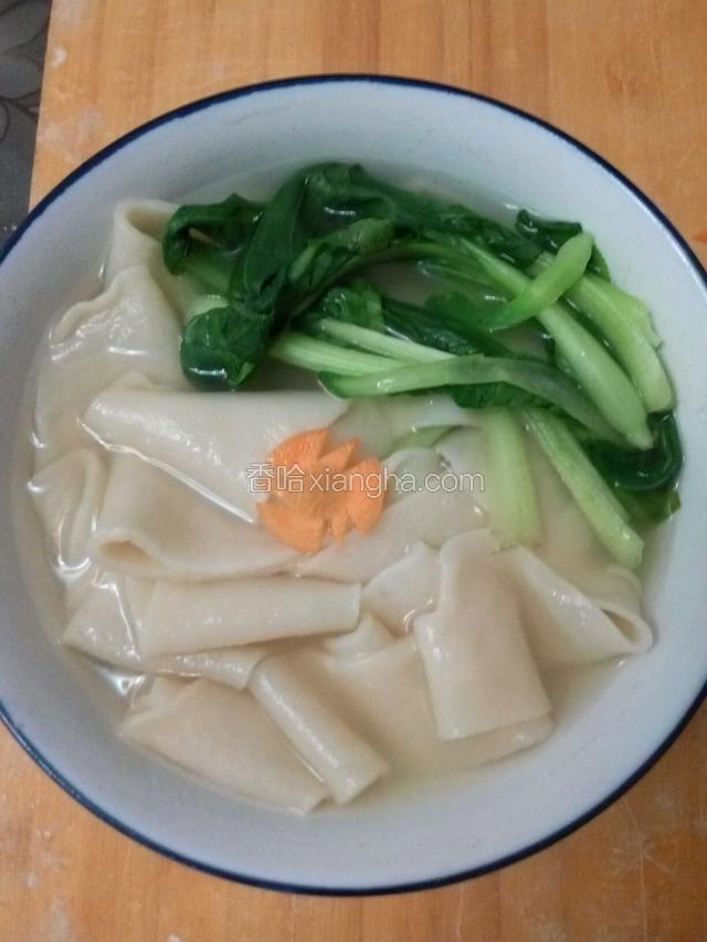 把煮好的面片和青菜一起捞进大碗内，加点面汤防止粘黏。