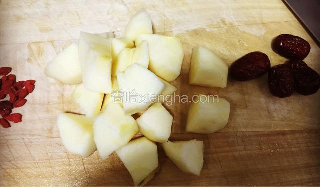 苹果削皮切去心然后切成小块、红枣洗净
