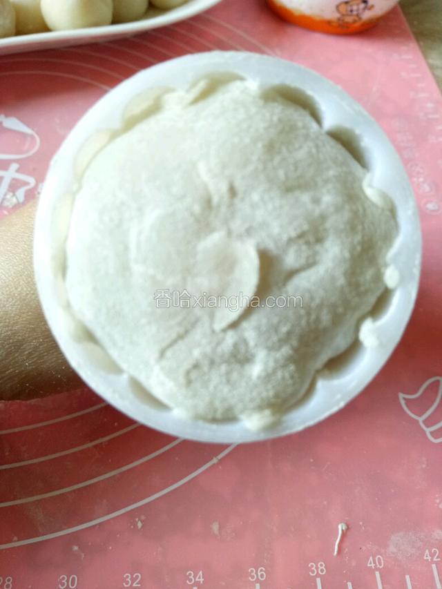 放进圆球，光滑面朝里放，收口处朝外。
