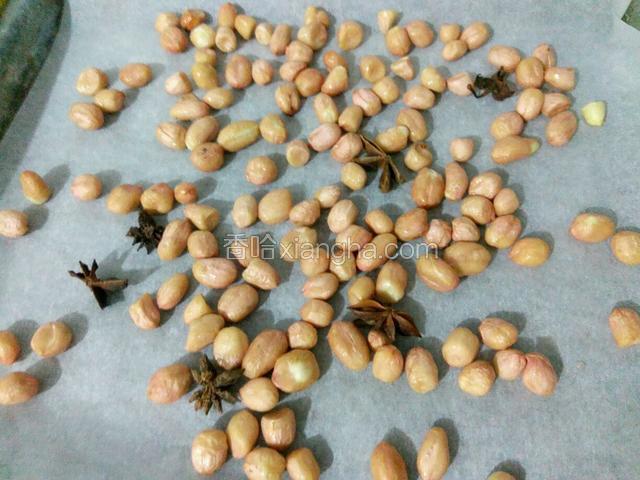 烤盘放上油纸把花生放下，放适量的八角，（烤时一起入味）