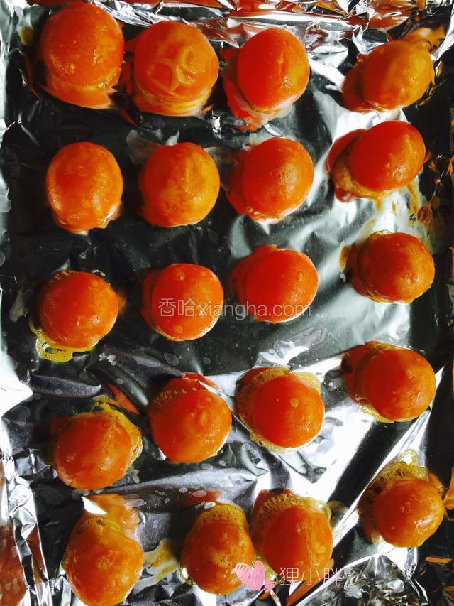 喷洒少量白酒去腥，170度上下火8分钟，烤到蛋黄冒油即可，我多烤了十个留作他用
