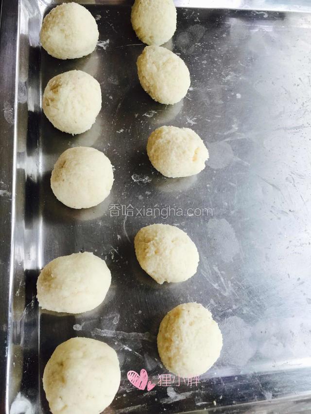 莲蓉馅分成30克大小的团子，莲蓉馅是之前我自己炒制的，之前有写过菜谱，大家有兴趣可以看一下，图方便可以直接买现成的。