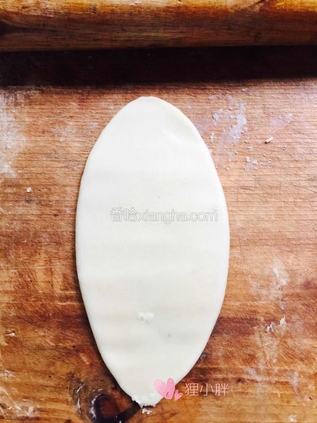 拿出一个包好的团子，擀成牛舌状