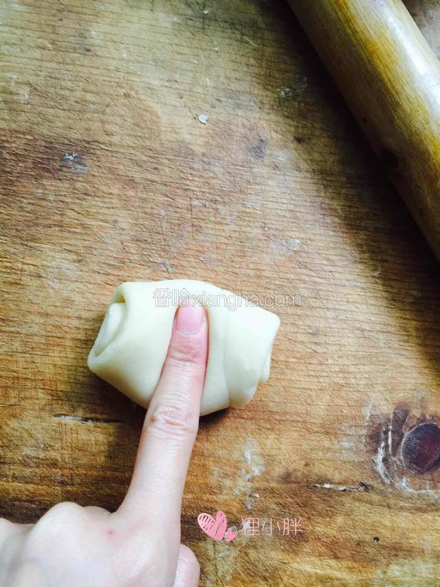 静置好的面卷，食指中间按压一下