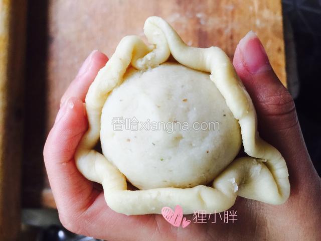 包上之前做好的蛋黄莲蓉馅，依然向上挤压收口