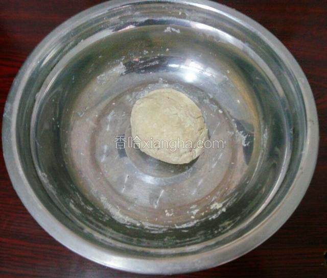 分次加水煎包成絮状，揉成比较光滑的面团，醒面半个小时