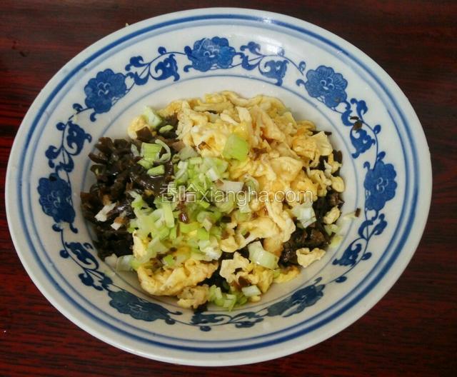 把香菇碎和木耳碎，鸡蛋碎，葱花放到碗内，加入油，盐和十三香，搅拌均匀