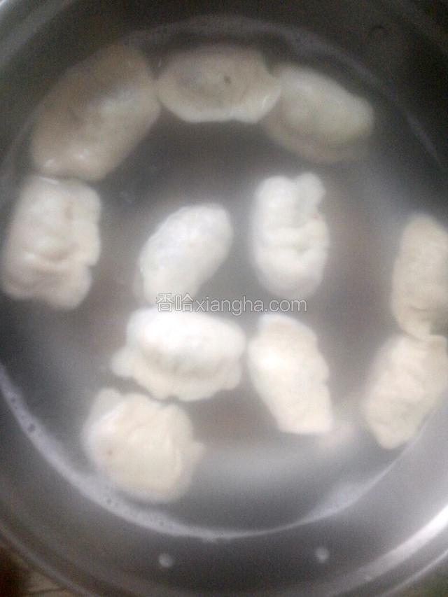 锅里放入清水，水开下饺子，水开两次关火，出锅