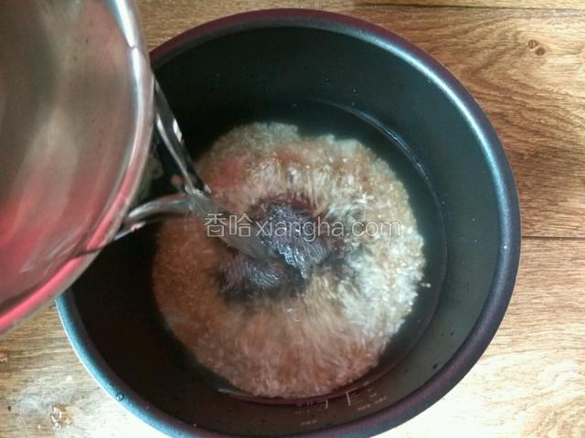 将藜麦和大米放入电饭煲中，放入适量清水。