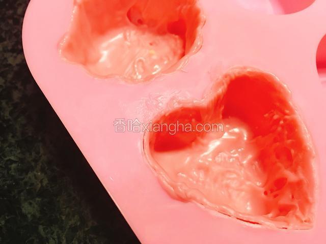 再涂抹一次。继续放冰箱冷冻2分钟。
