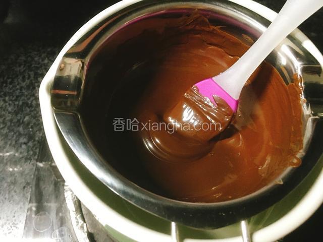 牛奶巧克力同草莓巧克力做法一样，先隔热水搅拌成糊。