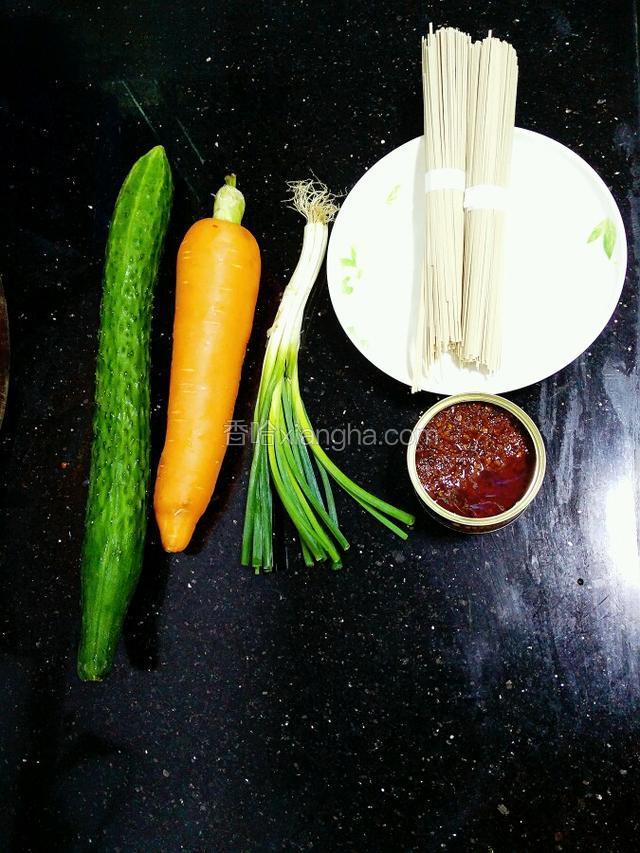 把面条等相关食材备好。
