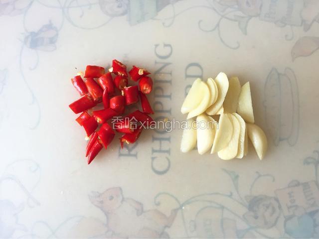 小米椒切成圈，蒜切片。