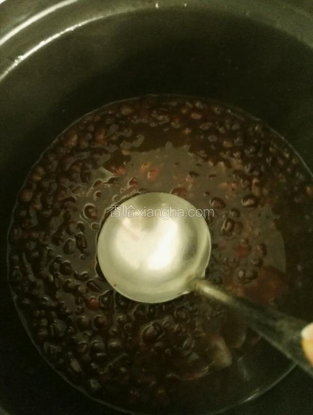 然后用勺子挤压红豆成豆沙