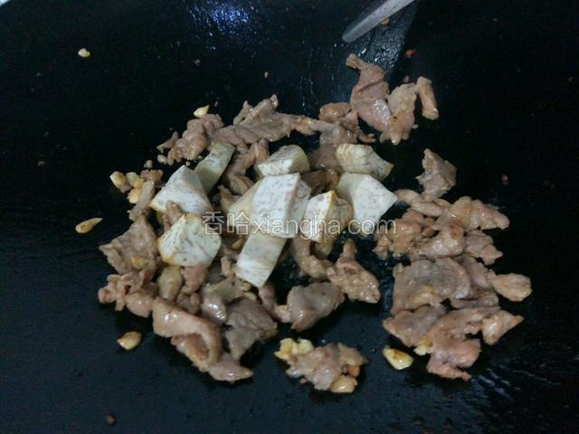 猪肉炒熟下香芋，