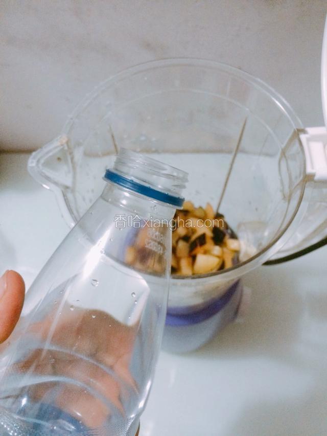 倒入适量的水