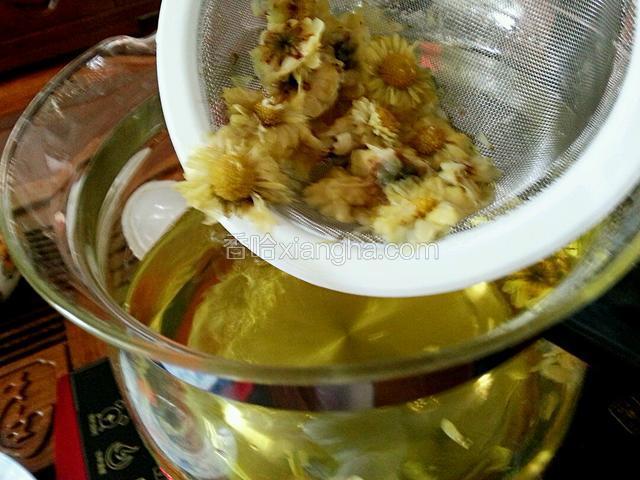 焖五分钟后将菊花捞出