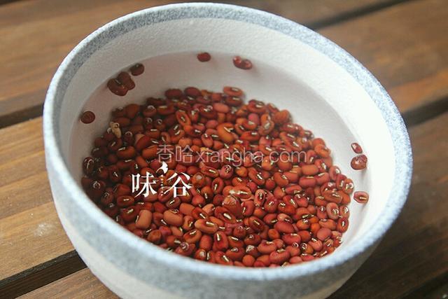 红豆清洗后浸泡至少3小时以上。