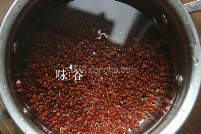 红豆入锅加清水大火煮滚后加锅盖转小火煮20分钟。