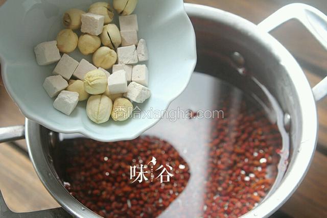 加入茯苓和莲子继续煮40分钟。