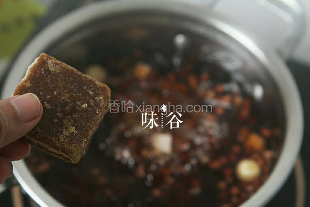 最后随自己的口味加入冰糖或者红糖。