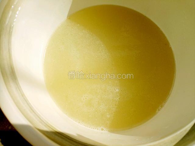 将煮肉的汤倒入砂锅中