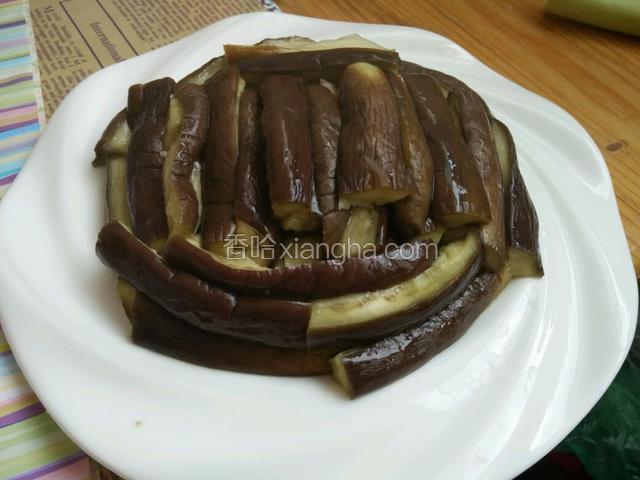 将茄子切成段，摆在盘子中。