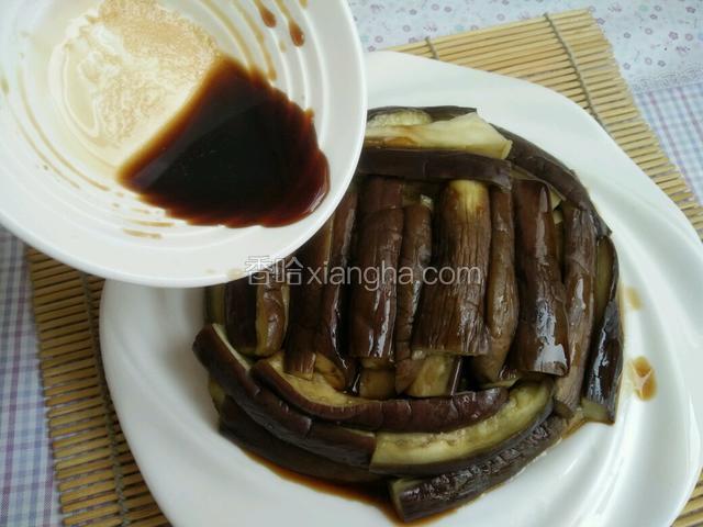 将料汁浇在茄子上。从中间开始浇小心流出来。