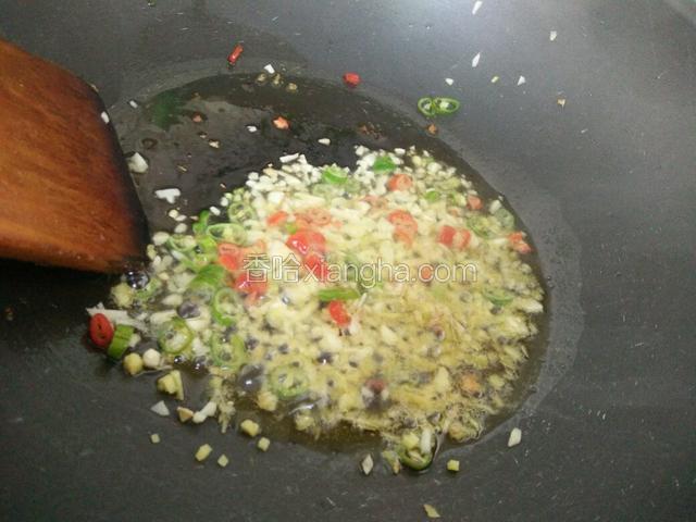 热锅凉油放入辣椒蒜姜末，小火炒出香味。