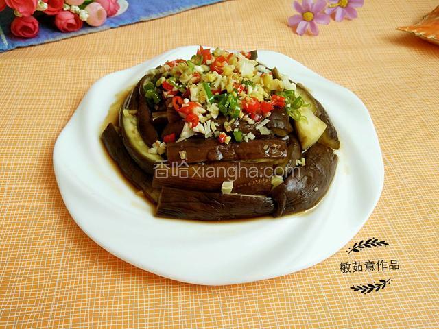 直接吃就可以端上餐桌，美美的一道蒜香茄子做好了。色香味俱全。