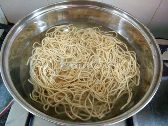 水滾下面条入锅煮，五分钟即可