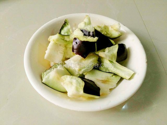 一个茄子洗净撒小块备用。