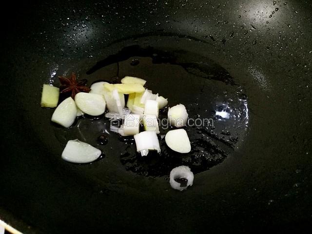 留下花椒油。下葱花姜末蒜片炒香。