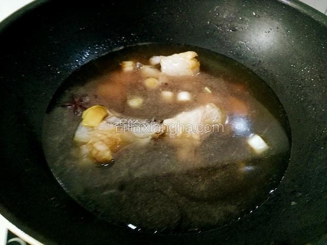 添加适量清水。大概两小碗水的量。
