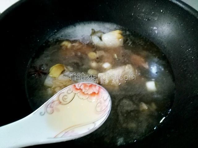 倒料酒一勺，醋一勺。