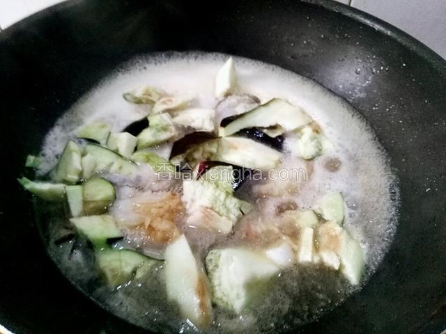 大火烧开几分钟后再改小火慢炖，这时把茄子块也放锅里一起炖。