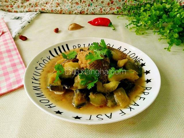 撒上香菜叶点缀。
