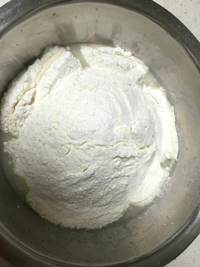 然后称重500克面面粉和5克泡打粉混合过筛加入融化好的酵母水里面